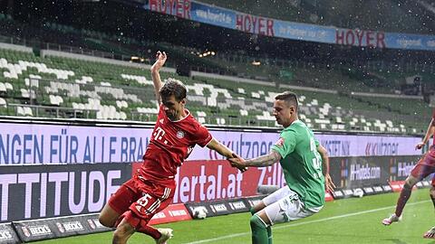 Bayerns Thomas Müller und Bremens Marco Friedl (l-r.) im Zweikampf um den Ball. Foto: Martin Meissner/AP-Pool/dpa