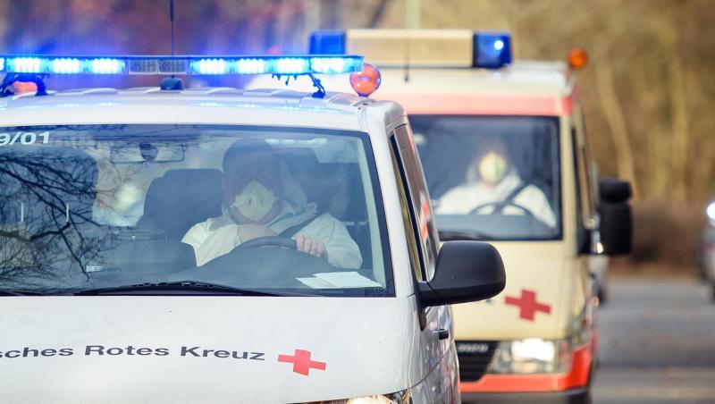 Fahrzeuge des Deutschen Roten Kreuzes fahren unter Polizeischutz auf das Gelände der DRK Kliniken Berlin-Köpenick. Fahrzeuge des Deutschen Roten Kreuzes fahren unter Polizeischutz auf das Gelände der DRK Kliniken Berlin-Köpenick.