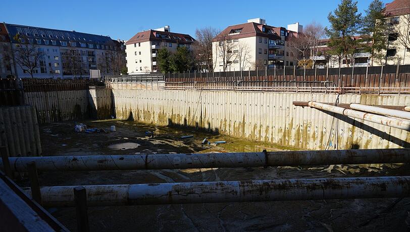 Eine tiefe Riesen-Baugrube und keine Bewegung drin, das ist die Aussicht der Sendlinger an der Ecke Alramstraße und Aberlestraße nun schon seit mehreren Jahren. Wann sich daran etwas ändert, ist immer noch offen.