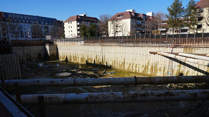 Eine tiefe Riesen-Baugrube und keine Bewegung drin, das ist die Aussicht der Sendlinger an der Ecke Alramstraße und Aberlestraße nun schon seit mehreren Jahren. Wann sich daran etwas ändert, ist immer noch offen.