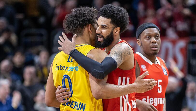 Albas Maodo Lo (l) wird nach dem Spiel umarmt von D.J. Seeley von Bayern München.