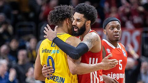 Albas Maodo Lo (l) wird nach dem Spiel umarmt von D.J. Seeley von Bayern München.