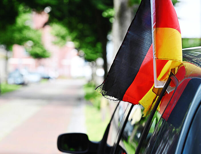 Schwarz, Rot, Gold für die Europameisterschaft 2024 - diese Fähnchen sieht man aktuell immer häufiger.