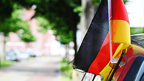 Schwarz, Rot, Gold für die Europameisterschaft 2024 - diese Fähnchen sieht man aktuell immer häufiger.