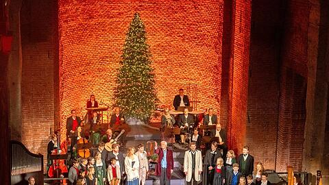 In der Allerheiligen-Hofkirche: das „Münchner Weihnachtssingen“ mit Ludwig Thomas „Heiliger Nacht“. In der Mitte: Enrico de Paruta. In der Allerheiligen-Hofkirche: das „Münchner Weihnachtssingen“ mit Ludwig Thomas „Heiliger Nacht“. In der Mitte: Enrico de Paruta.