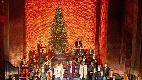 In der Allerheiligen-Hofkirche: das „Münchner Weihnachtssingen“ mit Ludwig Thomas „Heiliger Nacht“. In der Mitte: Enrico de Paruta.