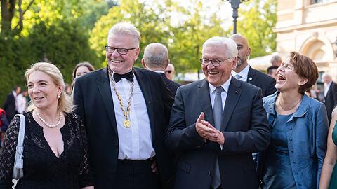 Der Bayreuther OB Ebersberger (2. v. l.) wird bei den Festspielen stets mit hochrangigen Politikern und Prominenten fotografiert - hier mit Bundespr&auml;sident Steinmeier (2. v. r.). (Archivbild)