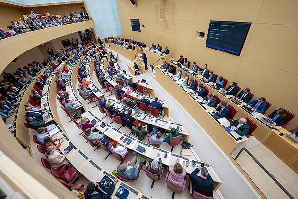 Blick in den Landtag während der Regierungserklärung. Söder gibt sich ungewohnt selbstkritisch. Blick in den Landtag während der Regierungserklärung. Söder gibt sich ungewohnt selbstkritisch.