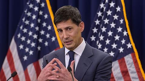 Der US-Leitzins bleibt unver&auml;ndert &ndash; w&auml;hrend der neue Fed-Chef Warsh &uuml;berraschte.