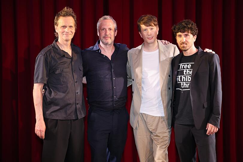 Rechts: Drehbuchautor Oliver Ziegenbalg mit Regisseur Markus Goller (li.) und Produzenten. Rechts: Drehbuchautor Oliver Ziegenbalg mit Regisseur Markus Goller (li.) und Produzenten.
