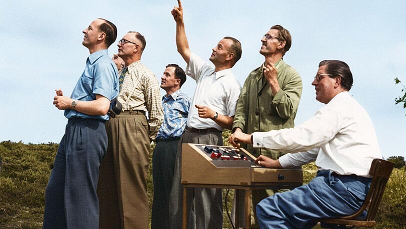 Schon nach dem Ersten Weltkrieg begannen Physiker und Ingenieure aus Deutschland, mit Raketen zu experimentieren. Schon nach dem Ersten Weltkrieg begannen Physiker und Ingenieure aus Deutschland, mit Raketen zu experimentieren.