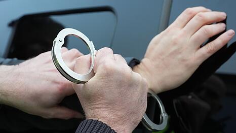 Die Polizei nahm einen Verd&auml;chtigen fest, zwei weitere M&auml;nner fl&uuml;chteten. (Symbolbild)
