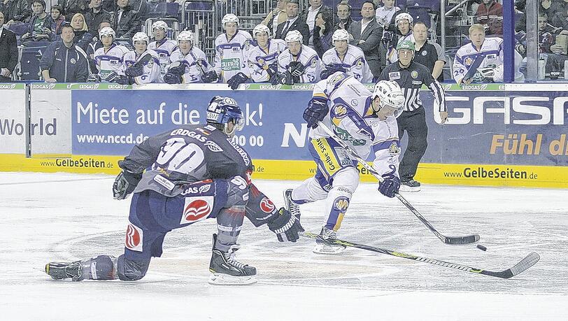 Die Eisbären waren dann doch zu stark für den Aufsteiger: Der EHC München um Stürmer Bryan Adams (r.) verlor in Berlin (hier Constantin Braun) mit 2:4. Die Eisbären waren dann doch zu stark für den Aufsteiger: Der EHC München um Stürmer Bryan Adams (r.) verlor in Berlin (hier Constantin Braun) mit 2:4.