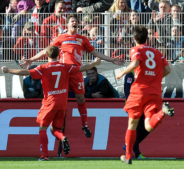 Union Berlins Michael Parensen (M.) bejubelt mit Patrick Kohlmann (l.) und Markus Karl seinen Treffer zum 2:0. Das Spiel endete 2:0.
