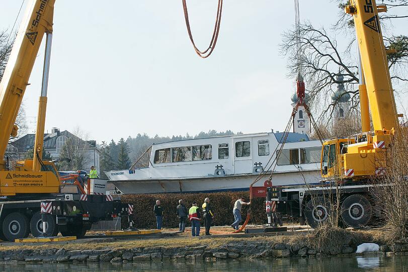 Die "MS Schondorf" ist angekommen in Tutzing. Sie wird in den Starnberger See gelassen.