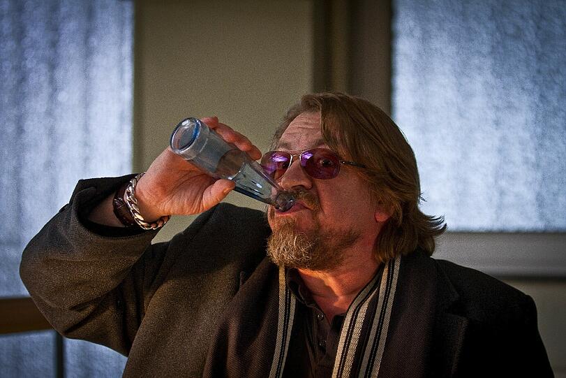 Erstmal eine Flasche Wasser gegen den Kater: Armin Rohde mimt den alkoholisierten Kommissar Erichsen in &bdquo;Nachtschicht&ldquo;.