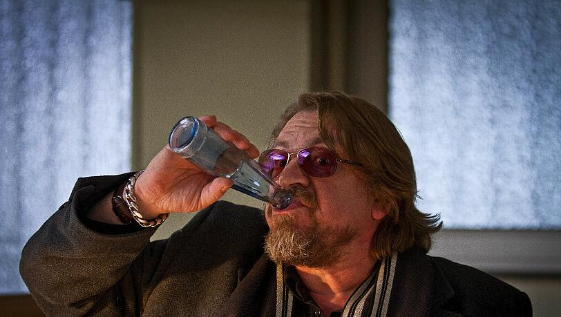 Erstmal eine Flasche Wasser gegen den Kater: Armin Rohde mimt den alkoholisierten Kommissar Erichsen in „Nachtschicht“. Erstmal eine Flasche Wasser gegen den Kater: Armin Rohde mimt den alkoholisierten Kommissar Erichsen in „Nachtschicht“.