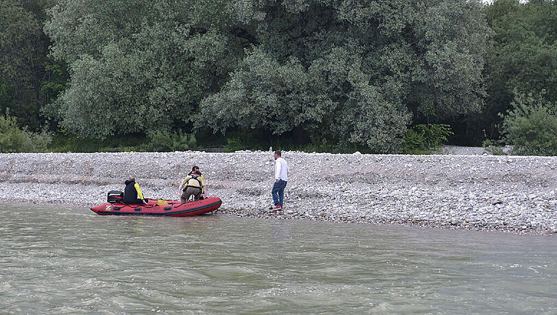Die Feuerwehr rettete am Freitagabend einen Mann von einer Isarinsel. Die Feuerwehr rettete am Freitagabend einen Mann von einer Isarinsel.