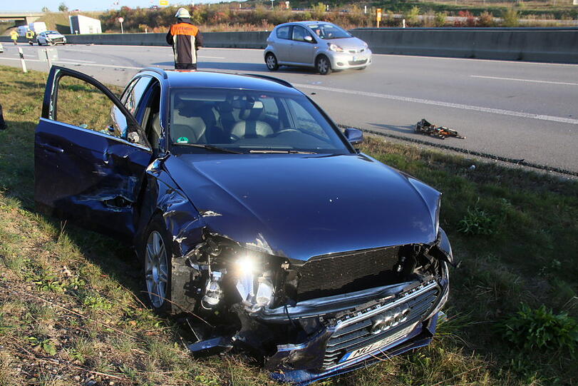 Der VW Passat konnte nicht mehr rechtzeitig bremsen und krachte in den Audi. Die A94 war nach dem Unfall kurzzeitig gesperrt.