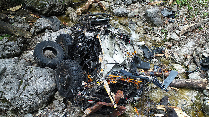 Der Unimog zerschellte nach 150 Metern. Für den Fahrer kam jede Hilfe zu spät.