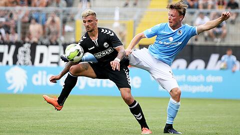 Hier noch im Duell mit Christian Köppel (re.) und dem TSV 1860: Wacker Burghausens Stürmer Sascha Marinkovic.