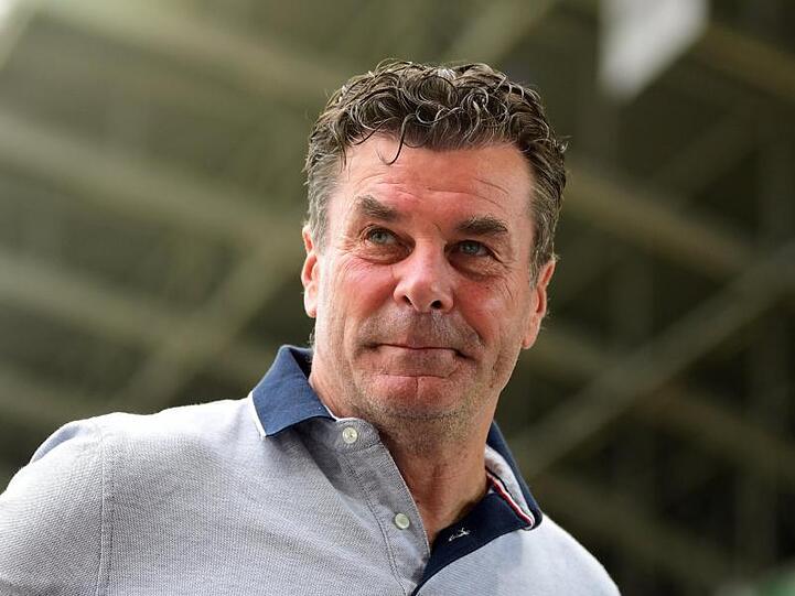 Dieter Hecking schaut in die Runde. Foto: Robert Michael/dpa-Pool/dpa/Archivbild