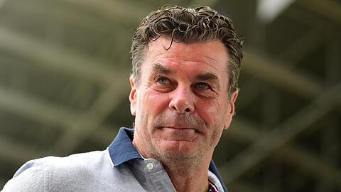 Dieter Hecking schaut in die Runde. Foto: Robert Michael/dpa-Pool/dpa/Archivbild