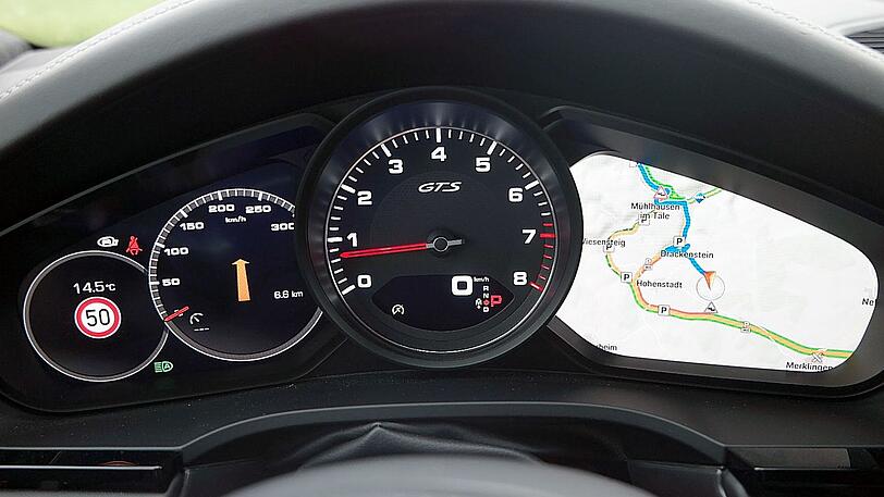 In den Instrumententräger des Cayenne GTS lassen sich Informationen wie die Navigation einspielen.