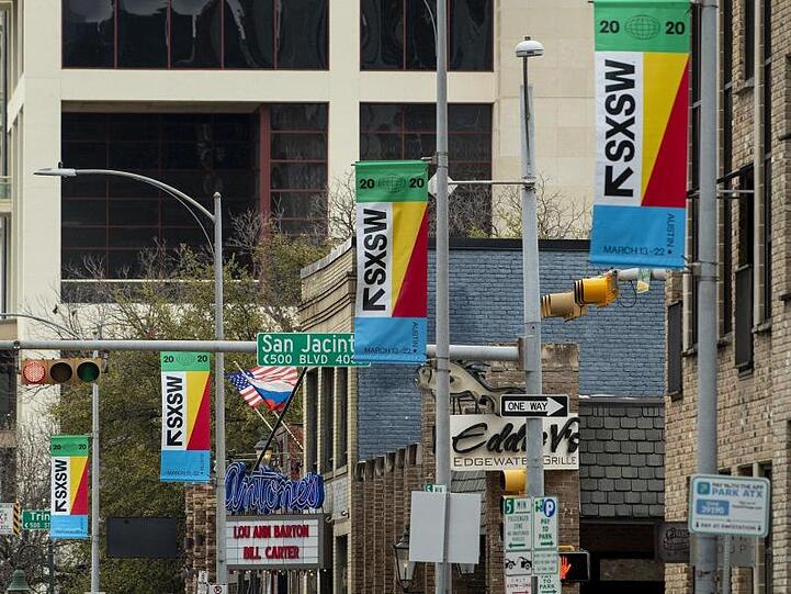 Fahnen des Tech-Festival South by Southwest (SXSW) an Straßenlaternen der texanischen Metropole Austin.