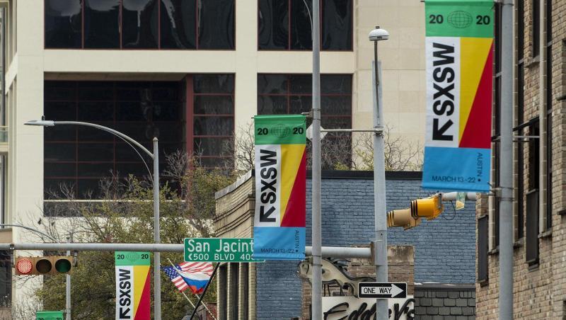 Fahnen des Tech-Festival South by Southwest (SXSW) an Straßenlaternen der texanischen Metropole Austin. Fahnen des Tech-Festival South by Southwest (SXSW) an Straßenlaternen der texanischen Metropole Austin.