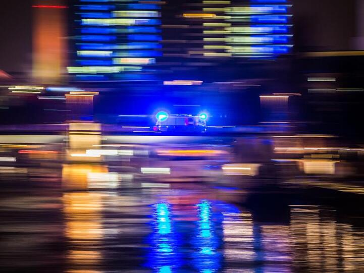 Ein Feuerwehrwagen in Eile. Foto: Frank Rumpenhorst/dpa/Symbolbild