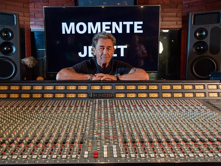 Peter Maffay, Sänger, stellt in seinem Musikstudio sein neues Album "Jetzt" vor. Foto: Peter Kneffel/Archiv