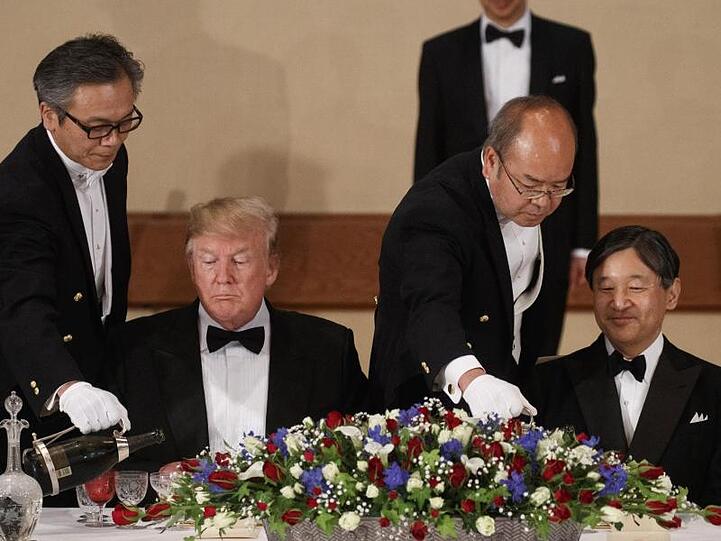 Donald Trump und Kaiser Naruhito von Japan während des Staatsbanketts im Kaiserpalast.