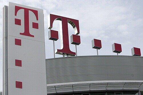Logo der Telekom auf dem Dach der Zentrale in Bonn
