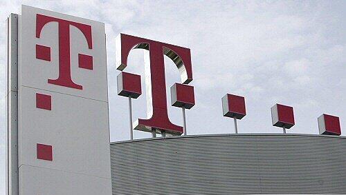 Logo der Telekom auf dem Dach der Zentrale in Bonn Logo der Telekom auf dem Dach der Zentrale in Bonn