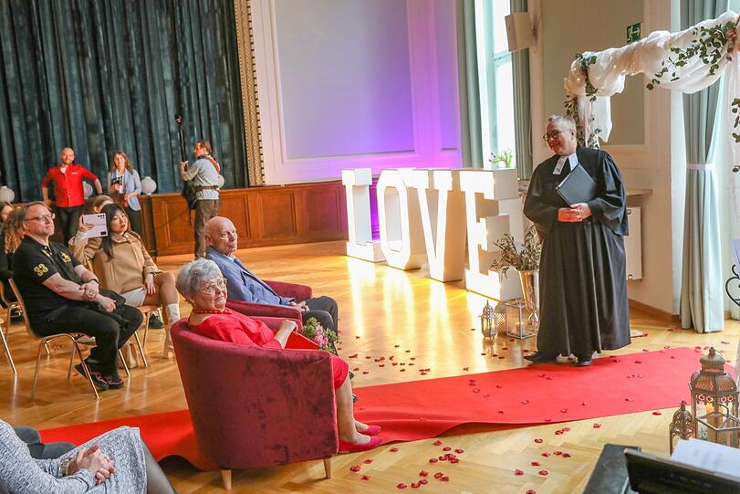 Segnung im Gemeindesaal: Standeamtlich haben Heide-Rose (77) und Heinz (87) Heldeis aus München bereits vor 31 Jahren geheiratet. Gestern haben sie ihre Familie mitgebracht und ließen sich nun von Dekanin Christine Glaser segnen.