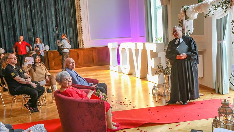 Segnung im Gemeindesaal: Standeamtlich haben Heide-Rose (77) und Heinz (87) Heldeis aus München bereits vor 31 Jahren geheiratet. Gestern haben sie ihre Familie mitgebracht und ließen sich nun von Dekanin Christine Glaser segnen. Segnung im Gemeindesaal: Standeamtlich haben Heide-Rose (77) und Heinz (87) Heldeis aus München bereits vor 31 Jahren geheiratet. Gestern haben sie ihre Familie mitgebracht und ließen sich nun von Dekanin Christine Glaser segnen.