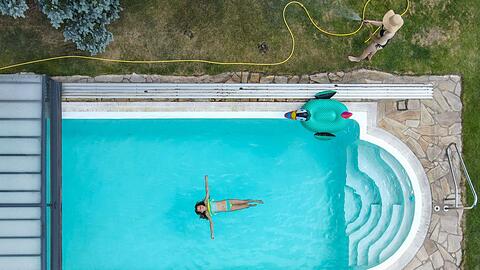 In Deutschland gibt es rund 2,1 Millionen private Pools. Derzeit wird darüber diskutiert, ob diese verboten werden sollen. (Symbolbild)