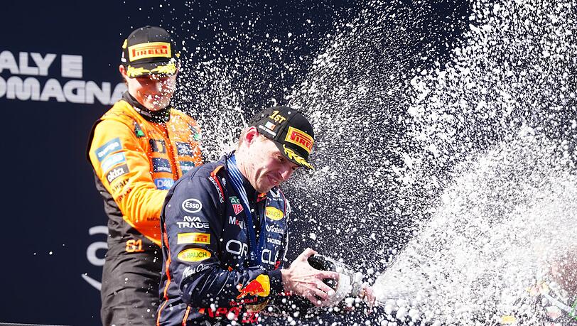 Max Verstappen (vorn) lieferte in Imola eine Lehrstunde für Oscar Piastri.
