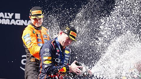 Max Verstappen (vorn) lieferte in Imola eine Lehrstunde für Oscar Piastri.