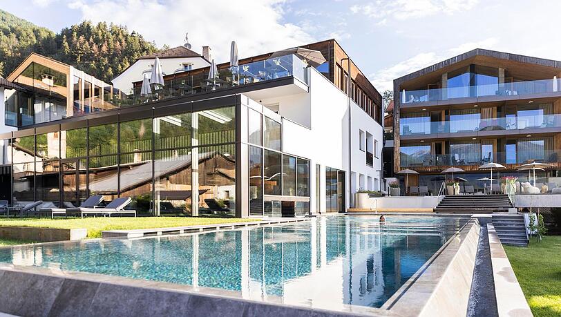 Zum Wellnessbereich gehört auch dieser 20 Meter lange Infinity-Pool. Zum Wellnessbereich gehört auch dieser 20 Meter lange Infinity-Pool.