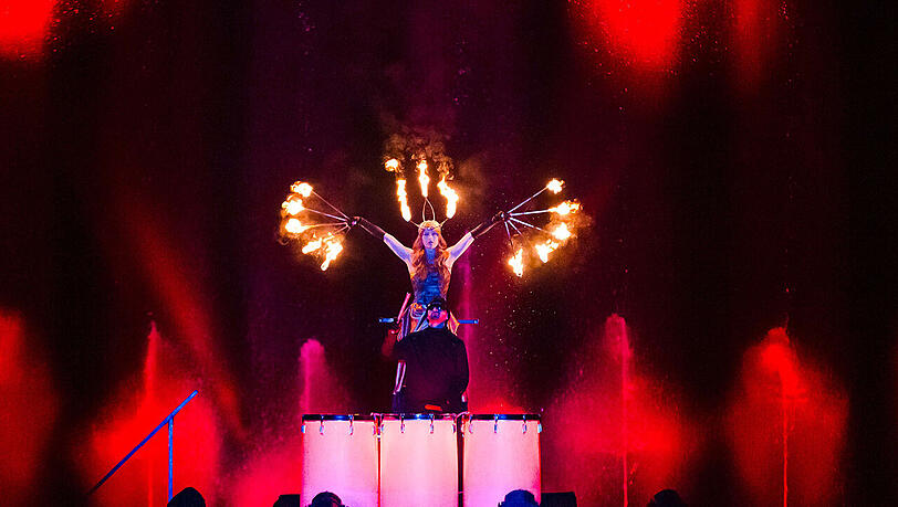 Feuershows bei freiem Eintritt. Das große Highlight: drumatical theatre. Feuershows bei freiem Eintritt. Das große Highlight: drumatical theatre.