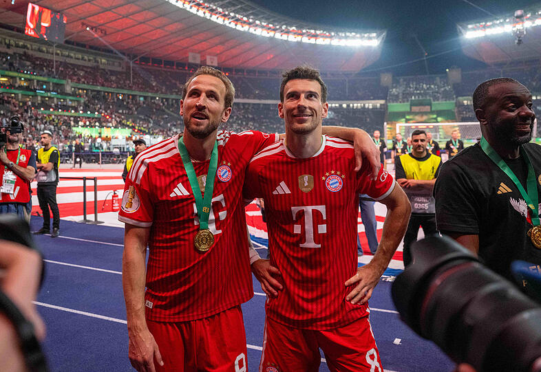 Harry Kane und Leon Goretzka lassen sich von den Fans feiern. Harry Kane und Leon Goretzka lassen sich von den Fans feiern.