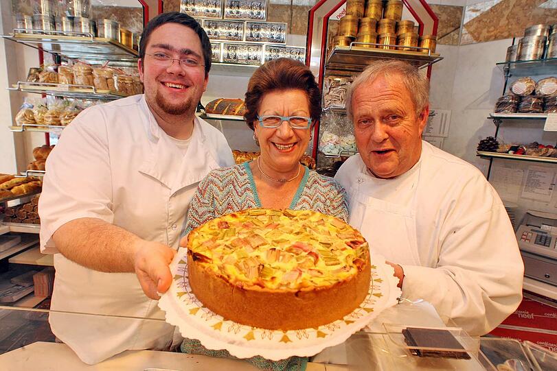 Vor wenigen Wochen wurde das Foto aufgenommen, es zeigt Florian, Ingrid und den jetzt verstorbenen Karl Neef in der Confiserie.