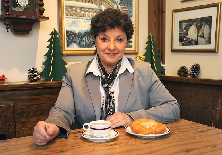 Nach durchtanzten Nächten ist Monika Baumgartner schon in jungen Jahren ins Café Frischhut auf eine Schmalznudel gegangen. Auch heute geht sie gerne in das Café neben der Schrannenhalle.