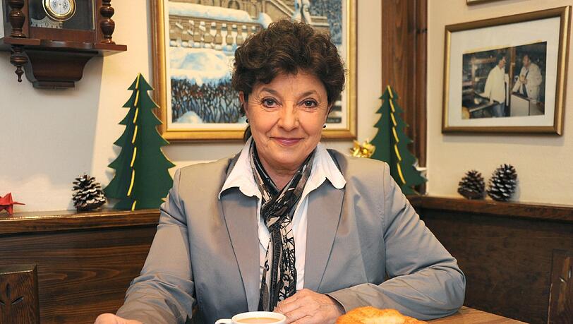 Nach durchtanzten Nächten ist Monika Baumgartner schon in jungen Jahren ins Café Frischhut auf eine Schmalznudel gegangen. Auch heute geht sie gerne in das Café neben der Schrannenhalle. Nach durchtanzten Nächten ist Monika Baumgartner schon in jungen Jahren ins Café Frischhut auf eine Schmalznudel gegangen. Auch heute geht sie gerne in das Café neben der Schrannenhalle.