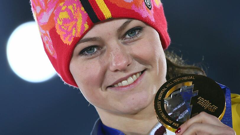 Siegerehrung für die Skispringerinnen: Carina Vogt freut sich über ihre Goldmedaille in Sotschi.