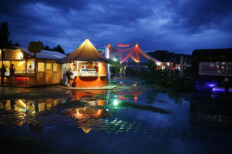Hier mischt sich Bunt ins Blau: Tollwood.
