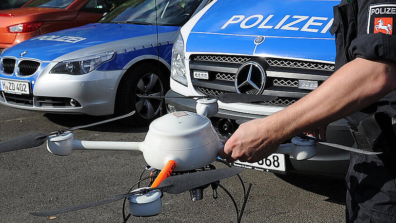 Drohnen machen den Justizbehörden zunehmend Probleme. Bald soll es eine Abwehr gegen die unerwüschten Schmuggel-Helfer geben. Drohnen machen den Justizbehörden zunehmend Probleme. Bald soll es eine Abwehr gegen die unerwüschten Schmuggel-Helfer geben.