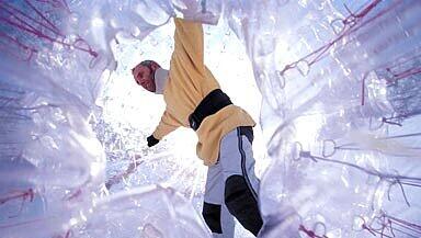 In einer Kunstsfoffkugel rollt der "Zorbonaut" durch den Schnee, Foto: alpsurf In einer Kunstsfoffkugel rollt der "Zorbonaut" durch den Schnee, Foto: alpsurf